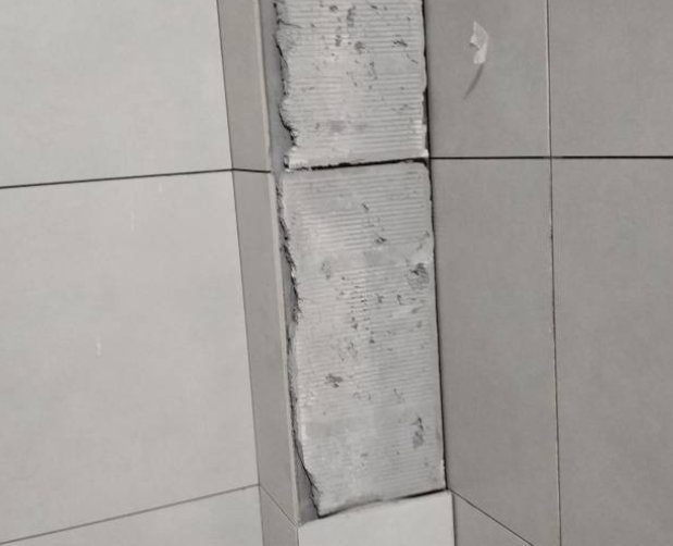 阿拉善右瓷砖空鼓维修公司分享下瓷砖施工前基层浇水润湿程度不足，可能导致以下问题